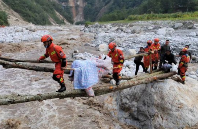 四川瀘定地震救援人員用登山安全繩轉(zhuǎn)移被困群眾